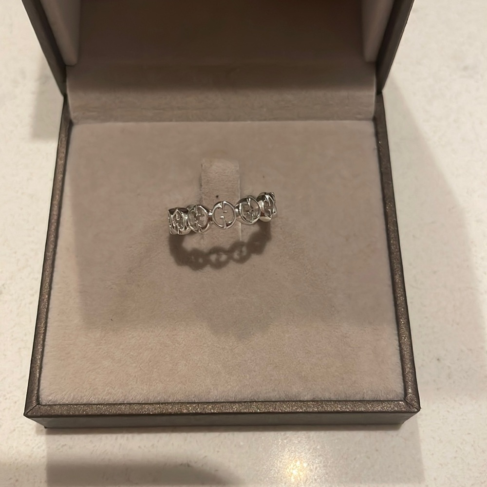 Gucci white gold interlocking ring